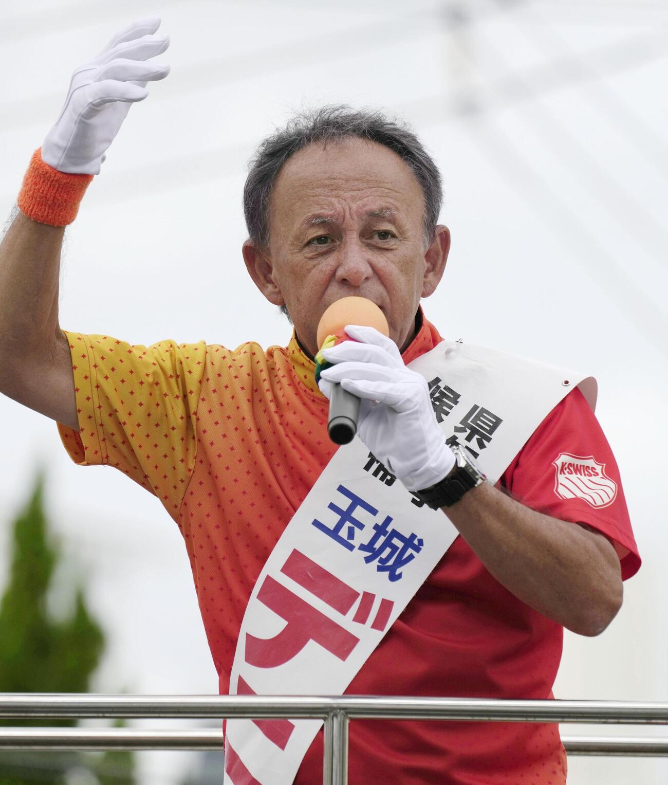 街頭演説で支持を訴える玉城デニー氏（共同）