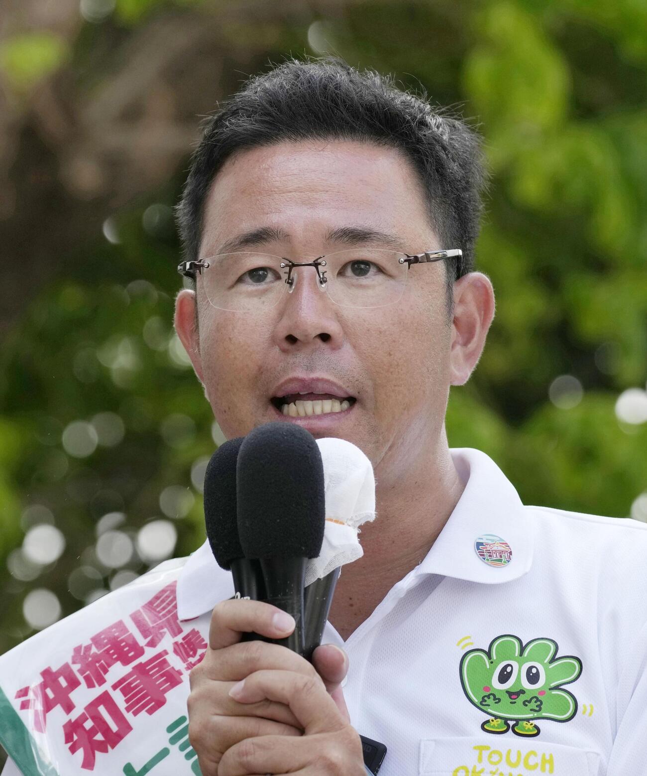 街頭演説で支持を訴える古謝玄太氏（共同）