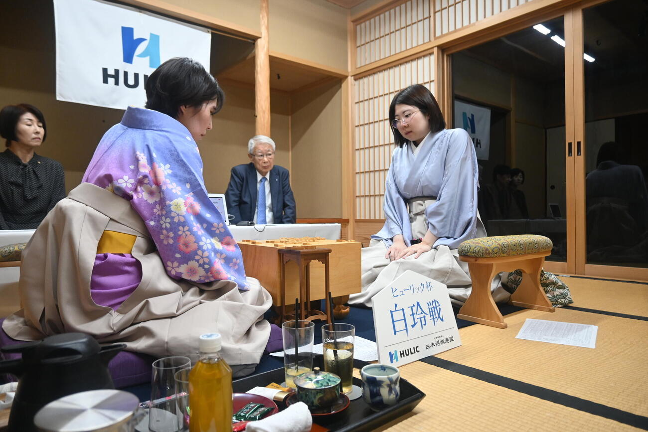 感想戦を行う西山朋佳白玲（右）と福間香奈女流4冠（撮影・松浦隆司）