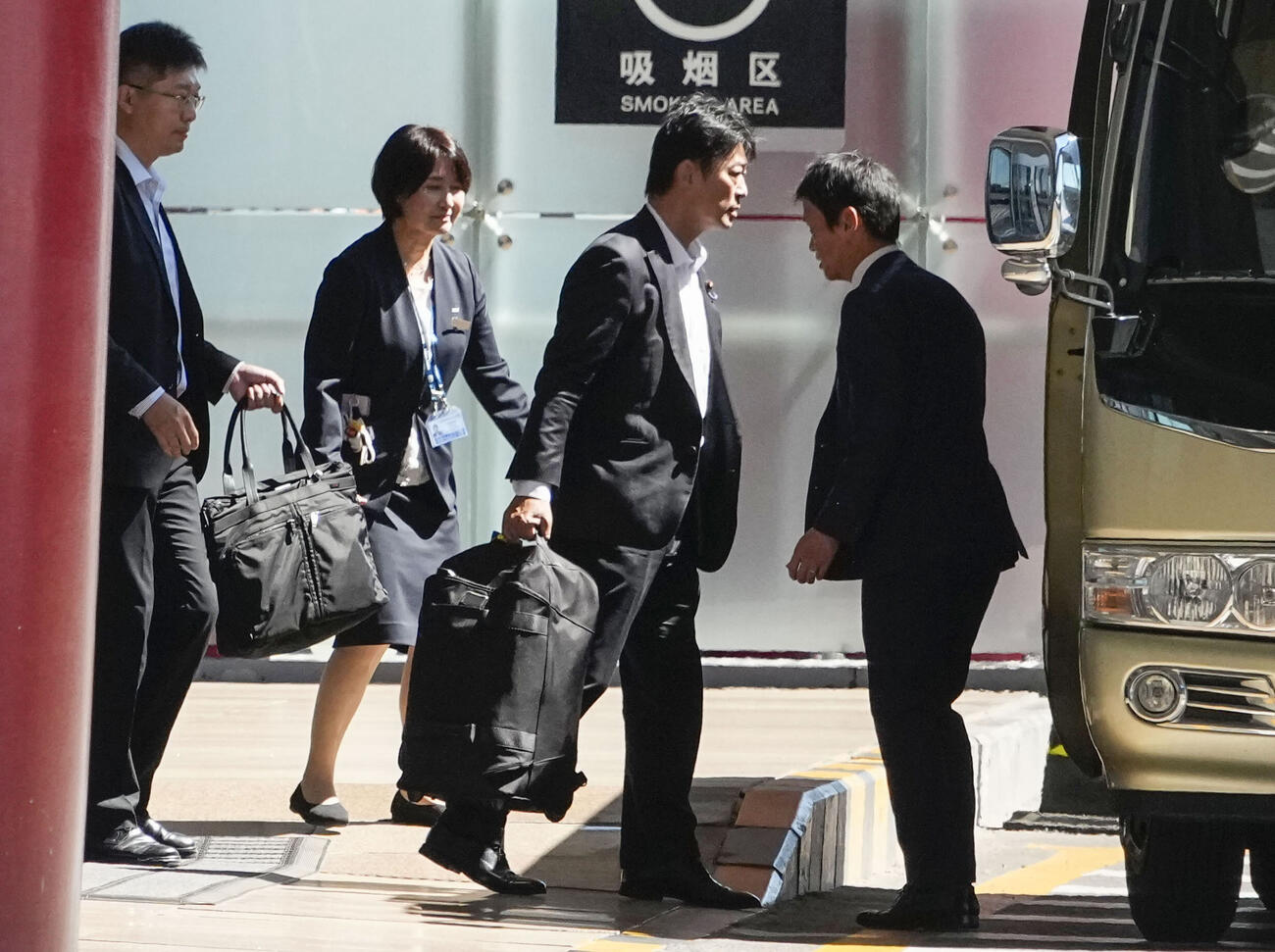 北京の空港に到着した日中友好議員連盟の高村正大・前法務副大臣（左から3人目）＝13日（共同）