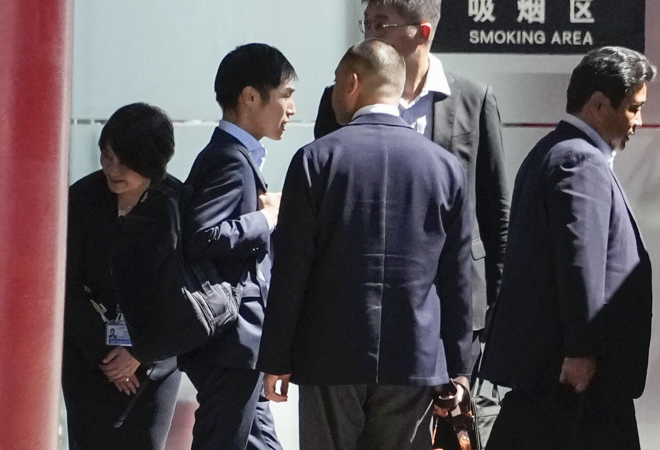 北京の空港に到着した日中友好議員連盟の山添拓氏（左から2人目）＝13日（共同）