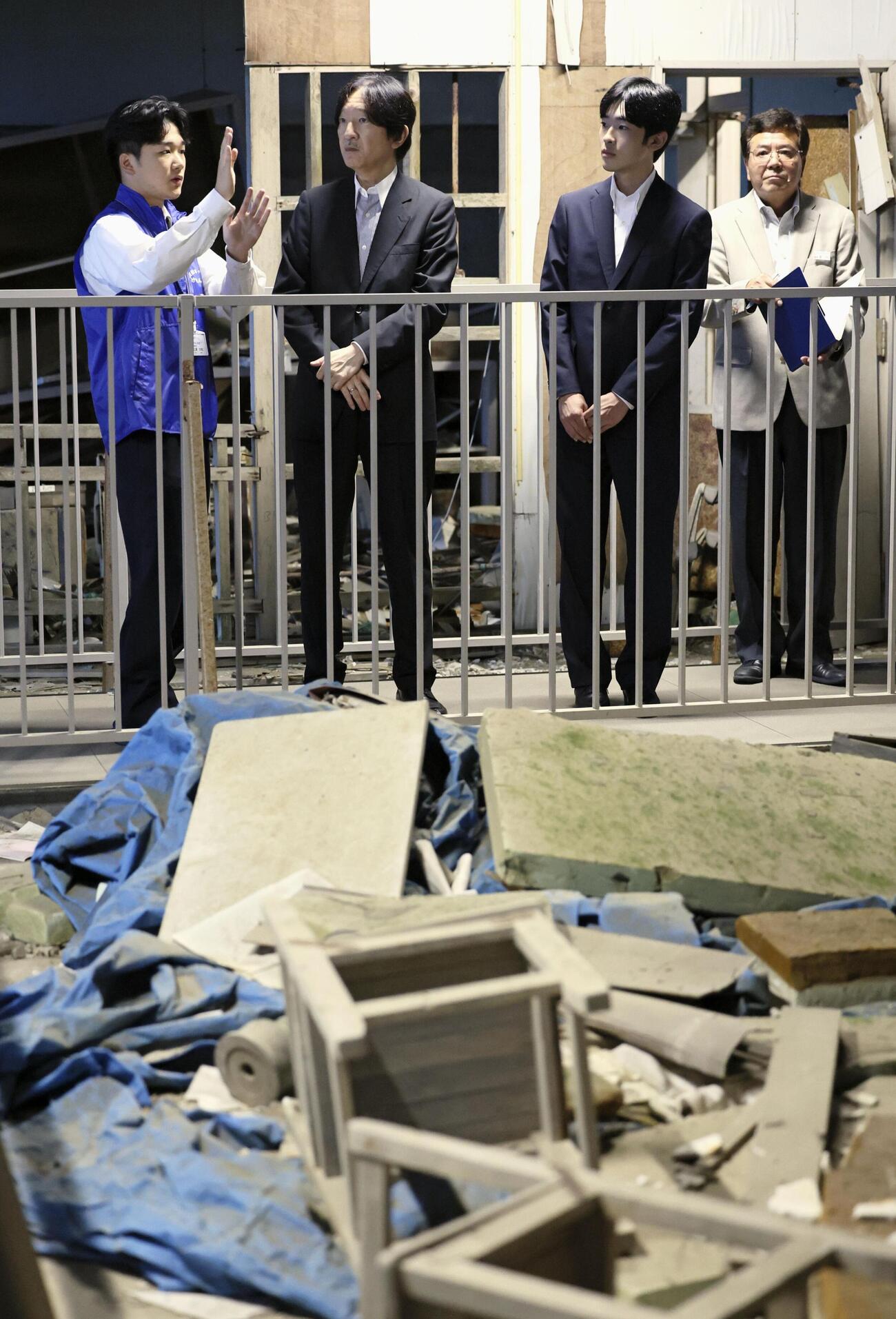 東日本大震災遺構・伝承館を訪れ、説明を受けられる秋篠宮さまと悠仁さま（共同＝代表撮影）