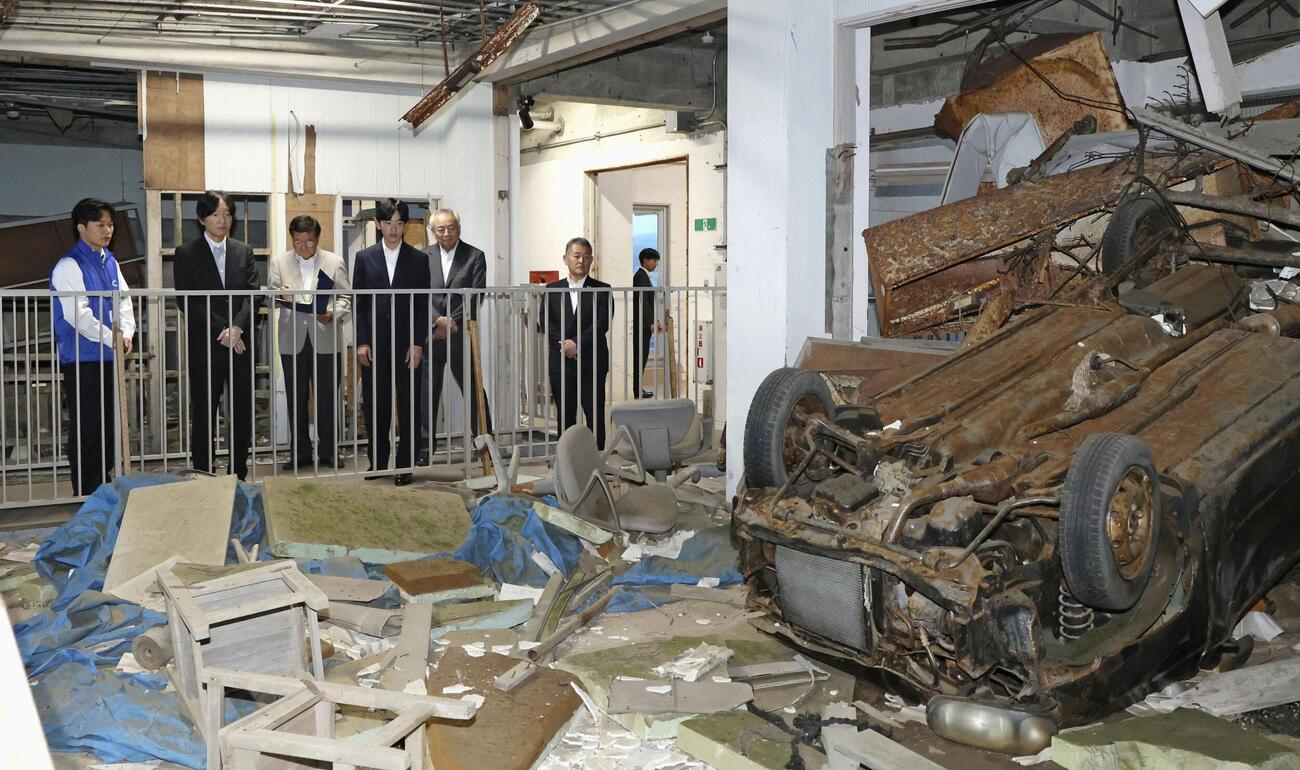 東日本大震災遺構・伝承館を訪れ、説明を受けられる秋篠宮さまと悠仁さま（共同＝代表撮影）