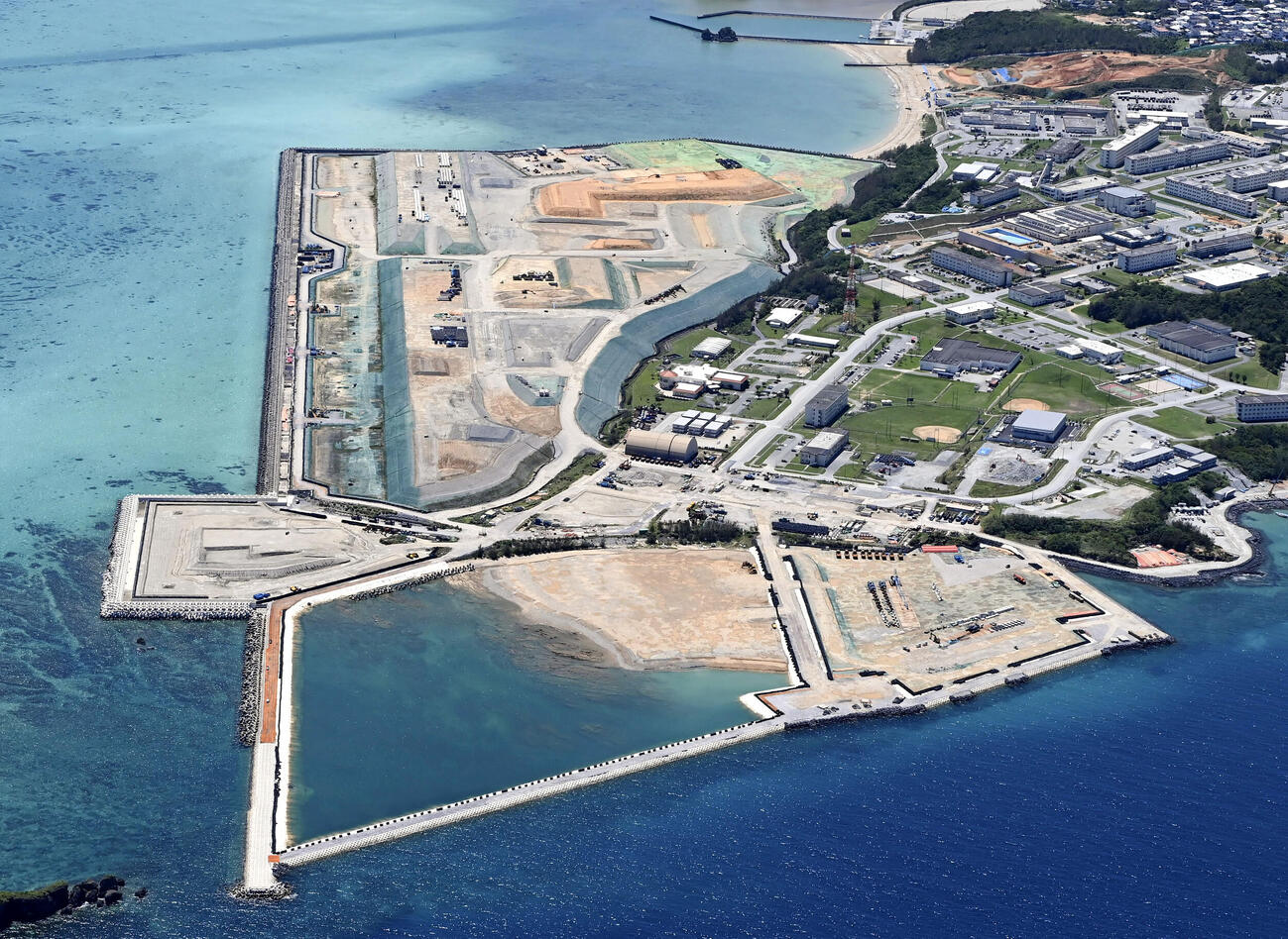 米軍普天間飛行場の移設に向けた工事が続く沖縄県名護市辺野古の沿岸部（2026年8月）（共同）