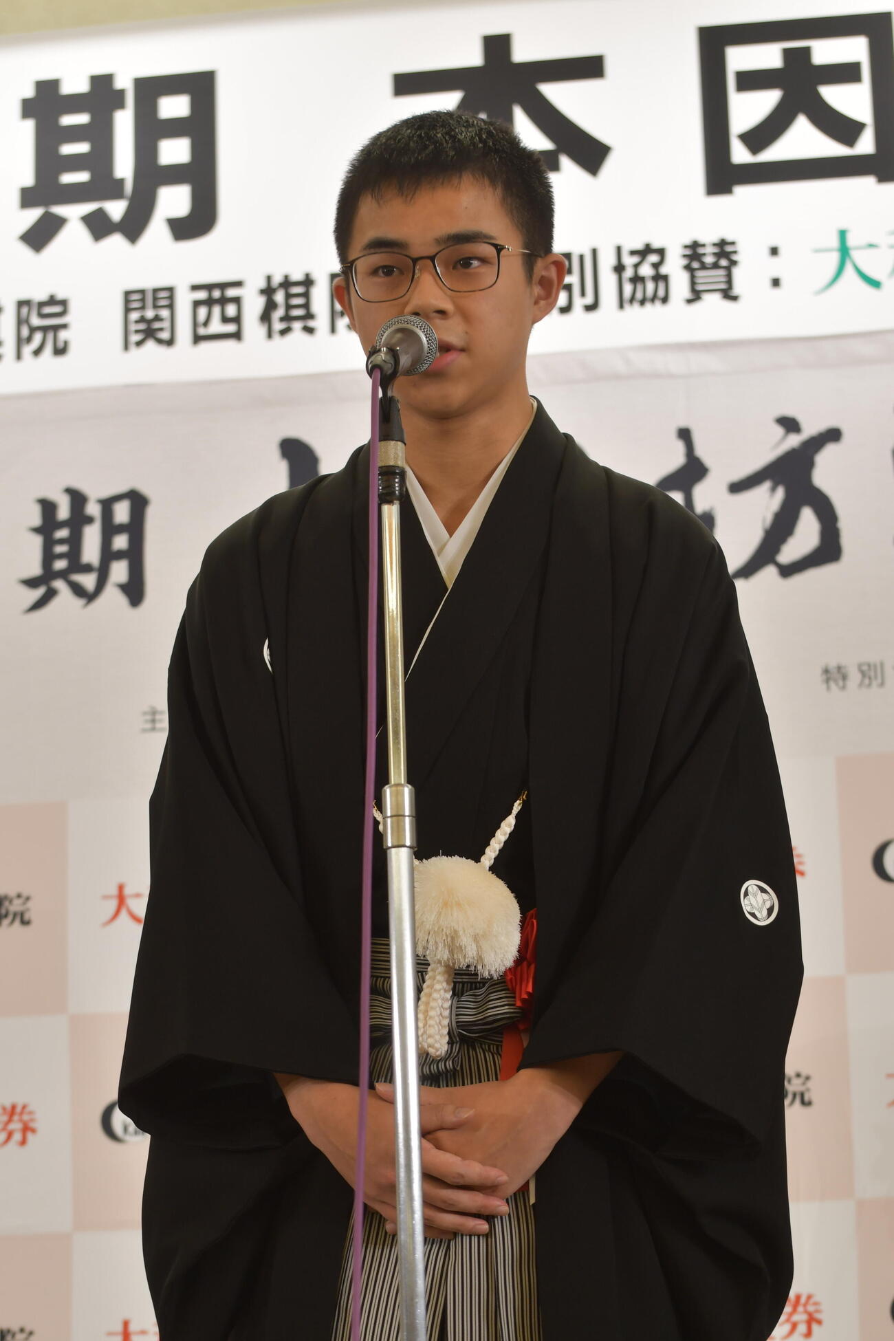 謝辞を述べる福岡航太朗本因坊