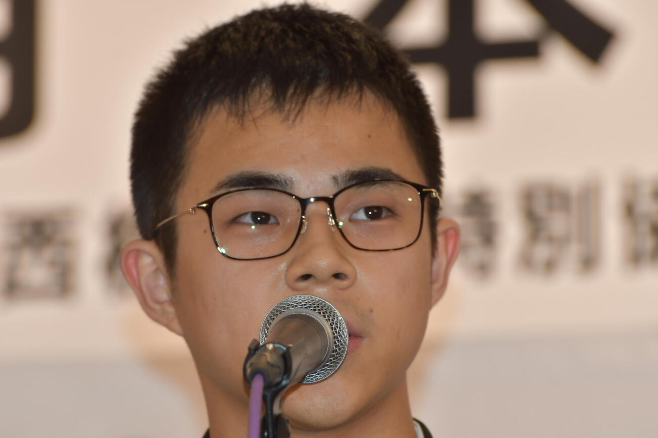 謝辞を述べる福岡航太朗本因坊