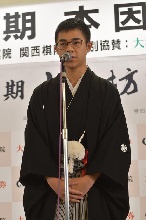 囲碁】「花を持たせてくれた」福岡航太朗本因坊 予想外の獲得に優しい