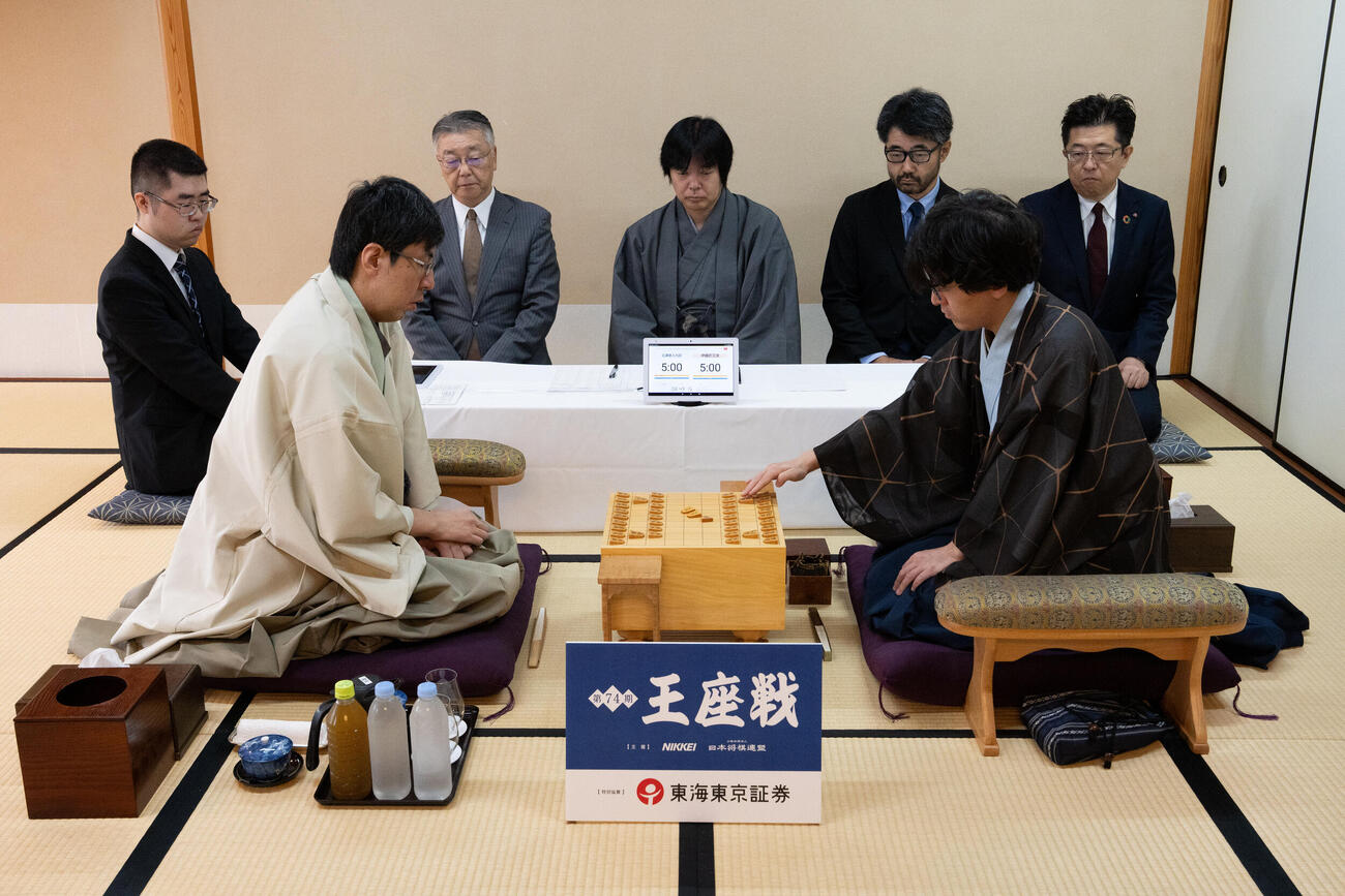 王座戦5番勝負第2局に臨んだ伊藤匠王座（右）広瀬章人九段（日本将棋連盟提供）