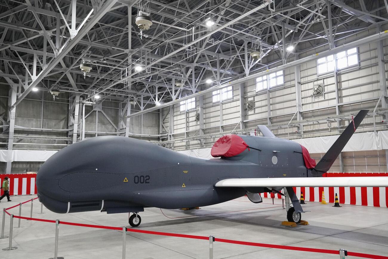 航空自衛隊三沢基地で報道陣に公開された無人偵察機グローバルホーク＝2023年1月、青森県三沢市(共同)