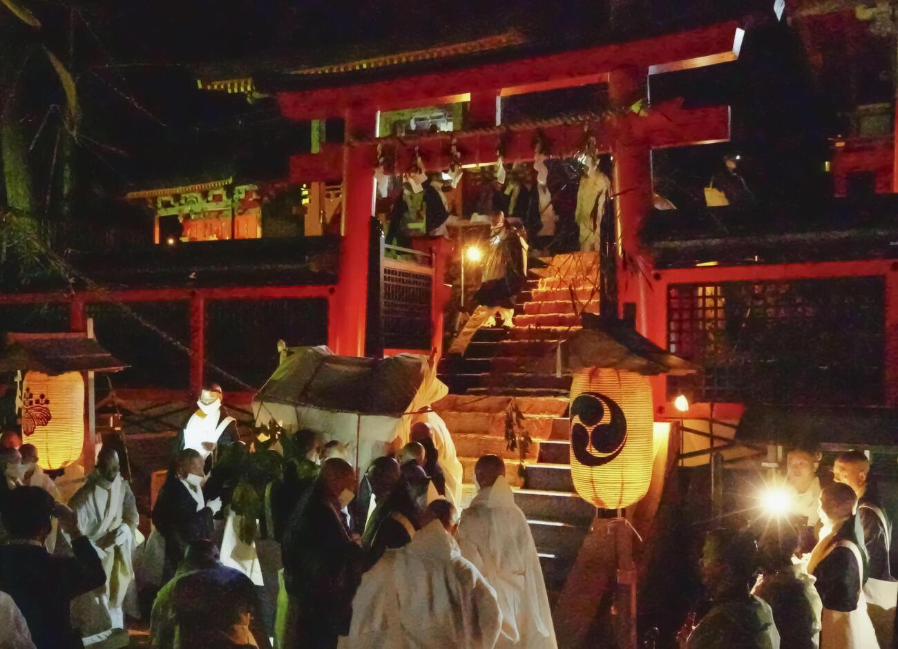 上遷宮式で御社に移されるご神体＝15日未明、和歌山県高野町（共同）