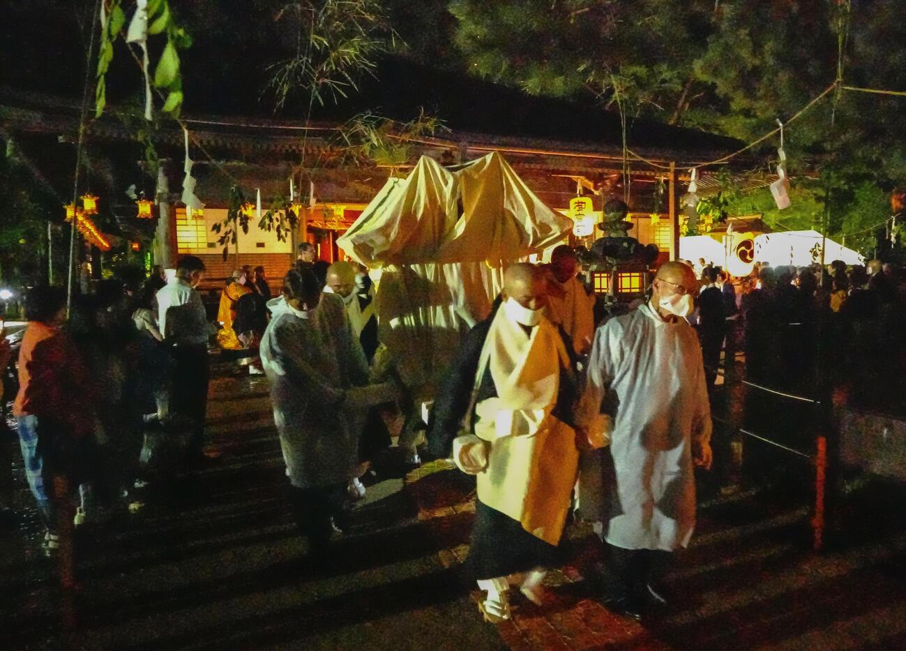 上遷宮式で御影堂から御社へ移されるご神体＝14日深夜、和歌山県高野町（共同）