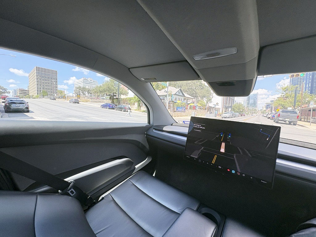 米テスラが運用を始めたロボタクシー「サイバーキャブ」の車内＝13日、南部オースティン（共同）