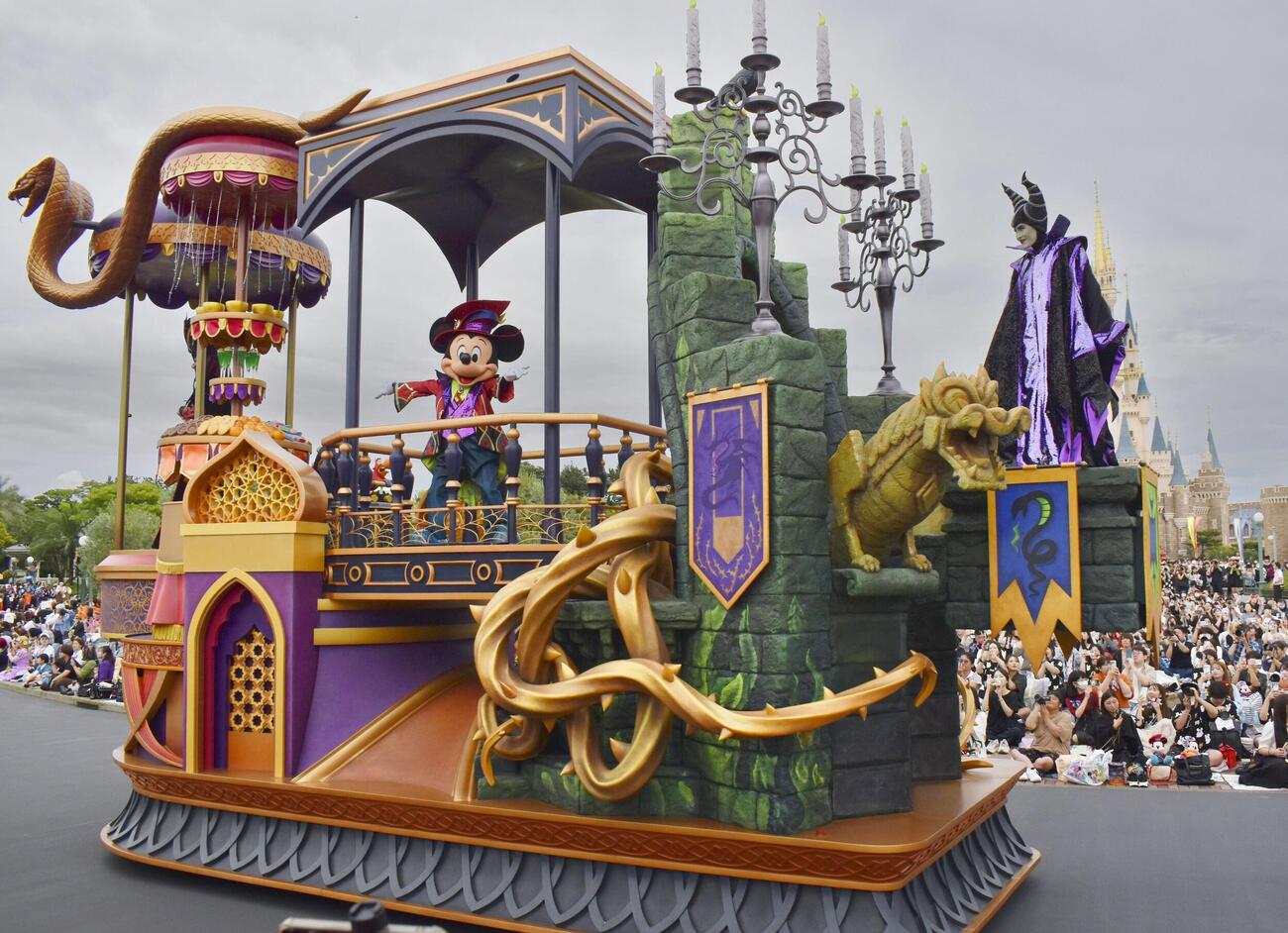 東京ディズニーランドの秋のイベント「ディズニー・ハロウィーン」のパレード（共同）