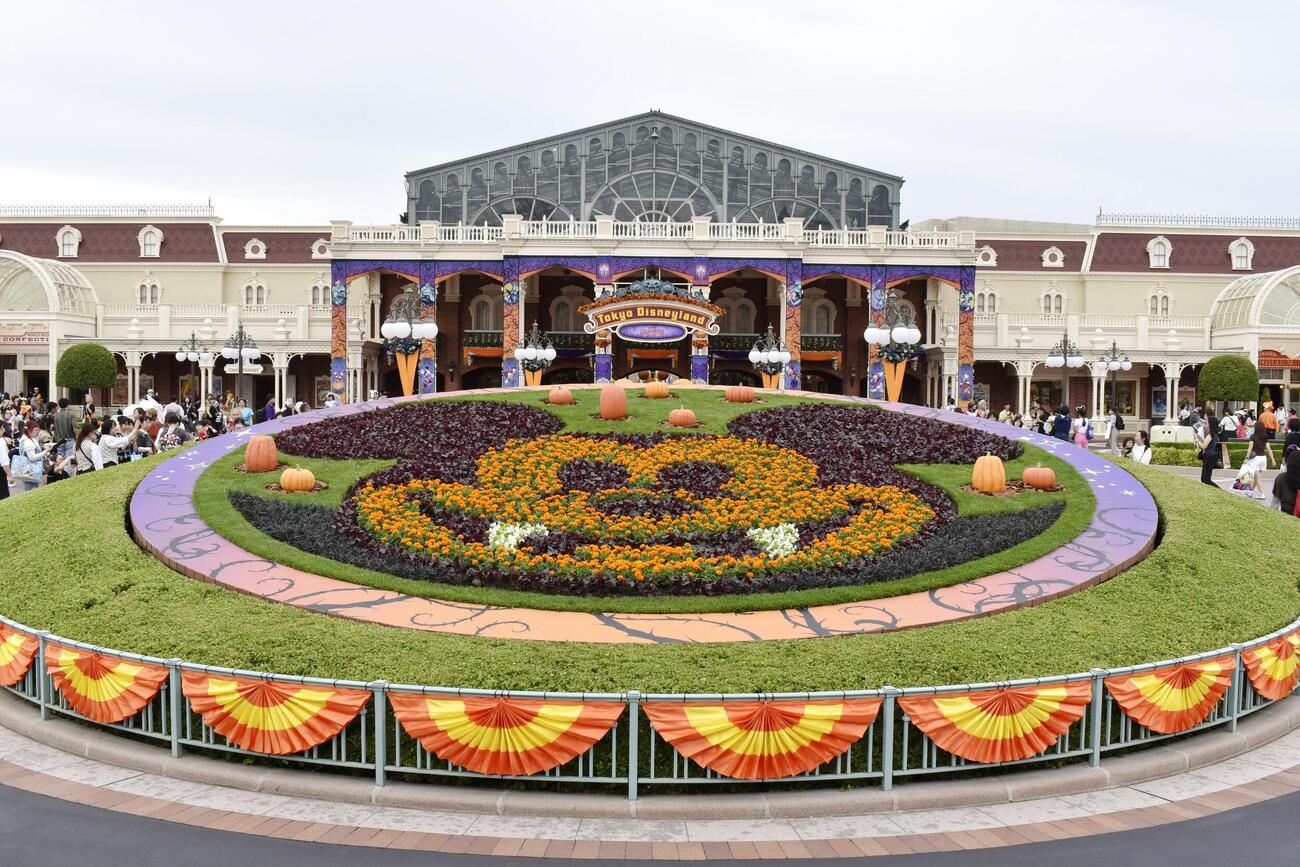 東京ディズニーランドの秋のイベント「ディズニー・ハロウィーン」仕様になったエントランス（共同）