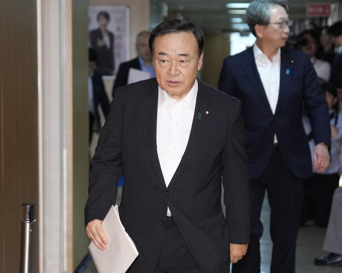 自民党総務会に向かう梶山国対委員長＝15日午後、東京・永田町の党本部(共同)