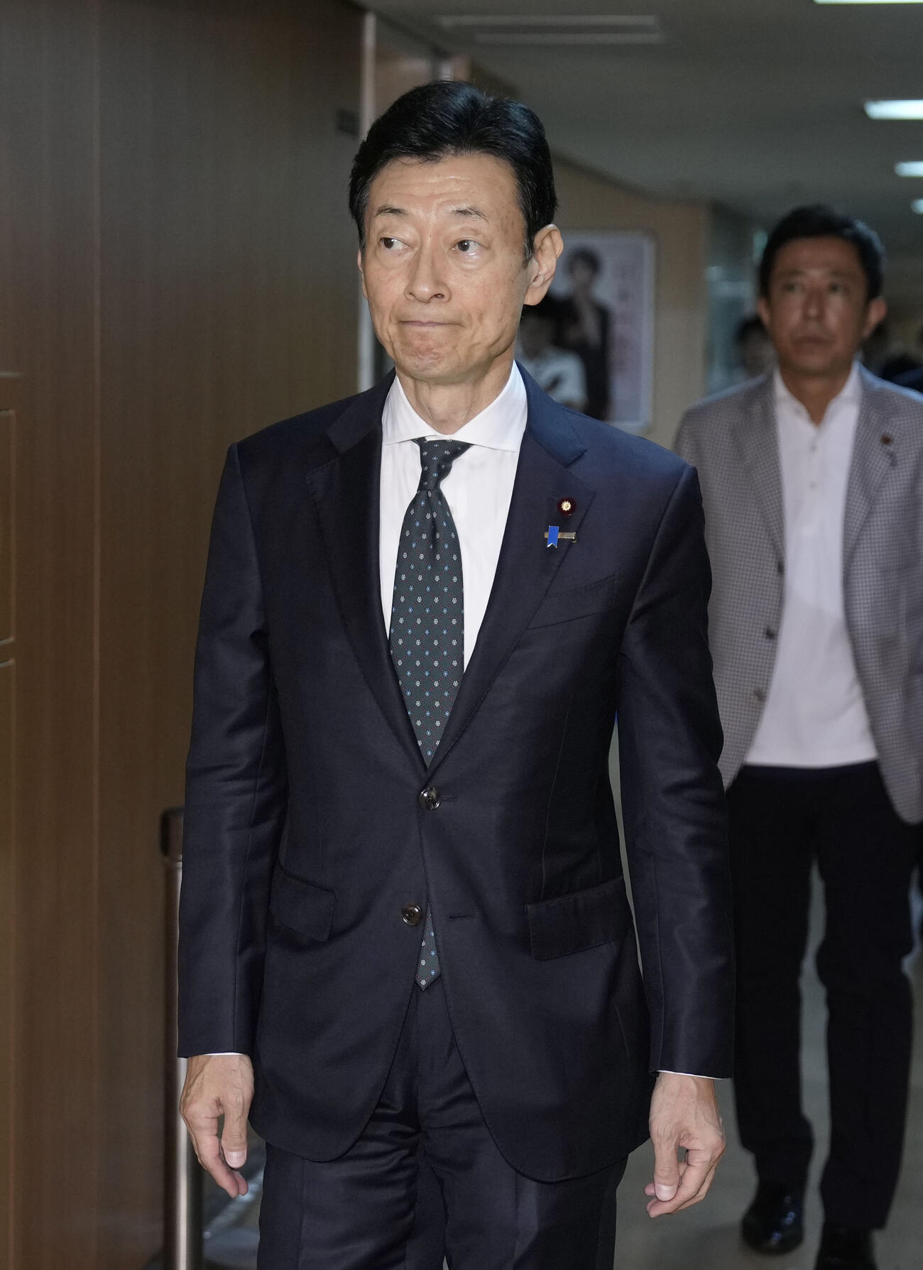 自民党総務会に向かう西村選対委員長＝15日午後、東京・永田町の党本部(共同)