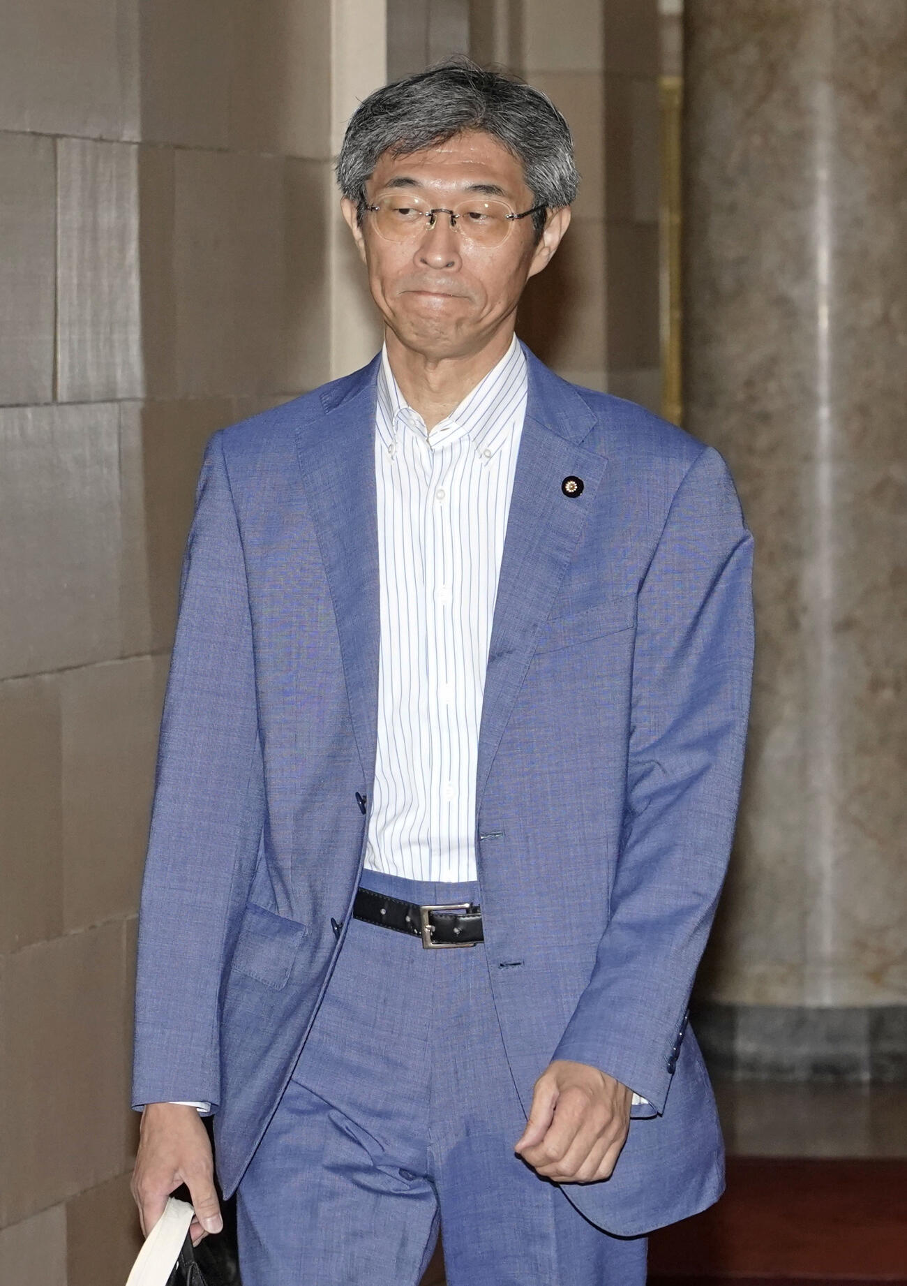 日本維新の会の役員会に向かう柴田巧参院国対委員長（共同）