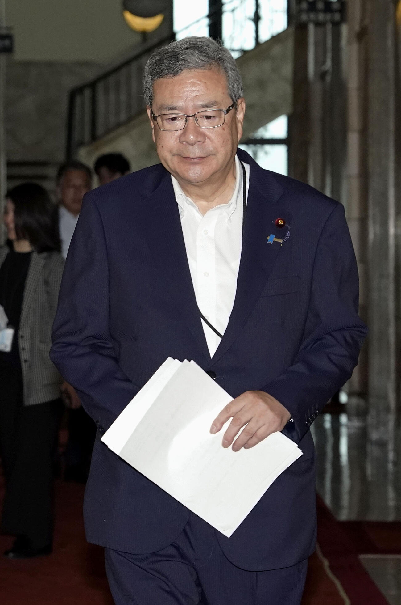 日本維新の会の役員会に向かう中司幹事長（共同）