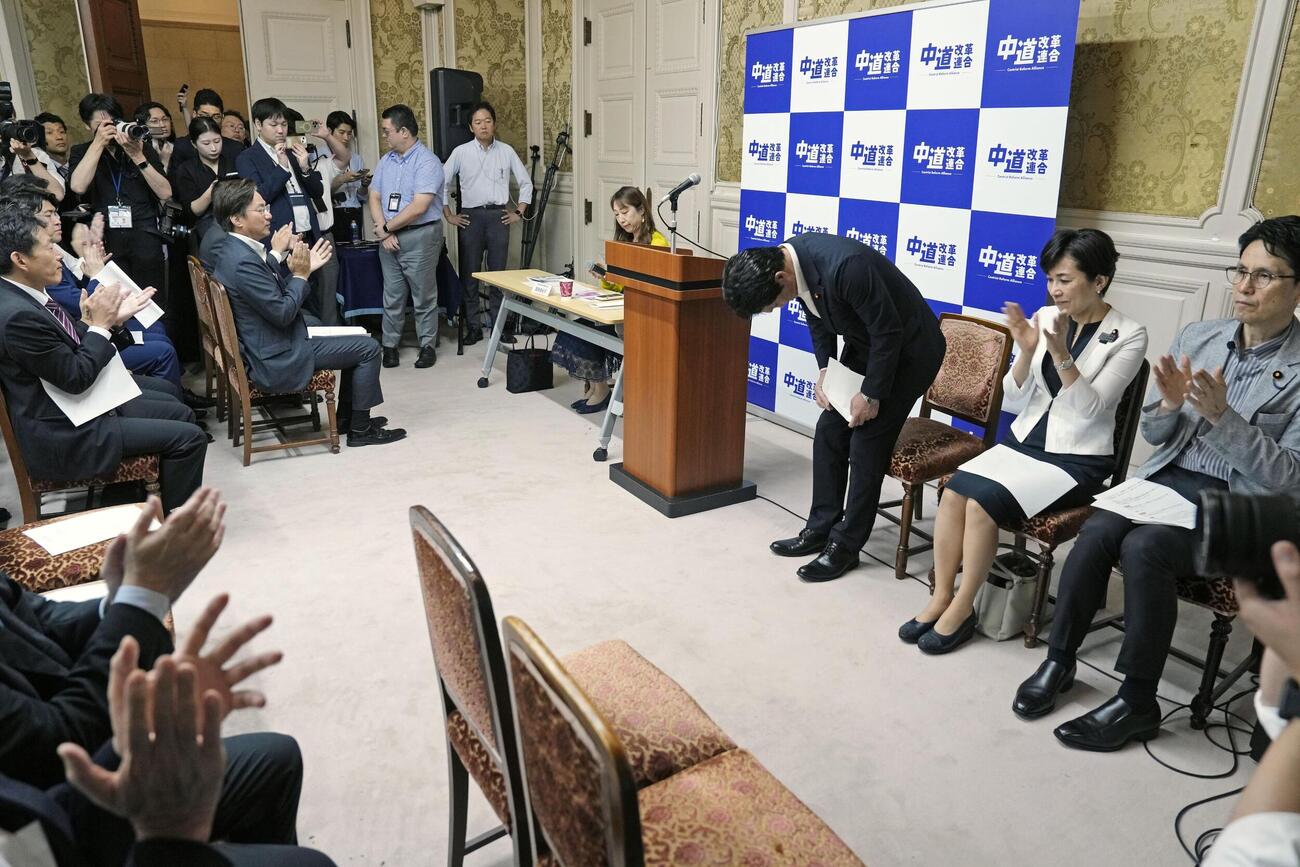 中道改革連合の議員総会であいさつし、一礼する小川代表（右から3人目）＝16日午後、国会（共同）