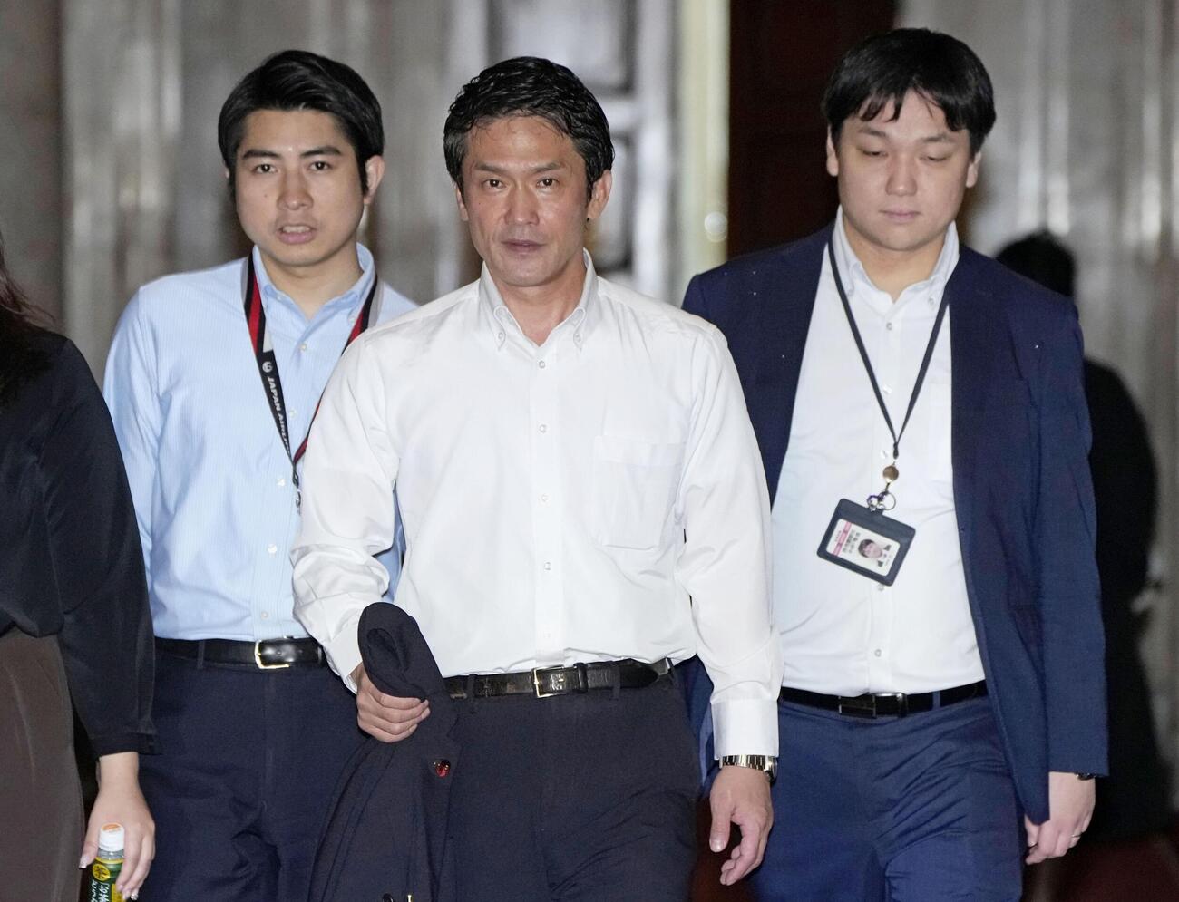 臨時執行役員会に向かう中道改革連合の小川代表（中央）＝16日午前、国会（共同）