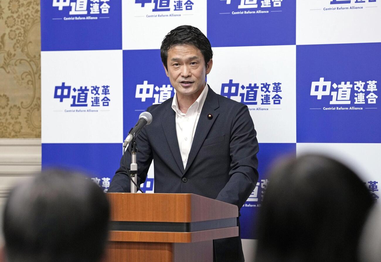 中道改革連合の議員総会であいさつする小川代表＝16日午後、国会（共同）