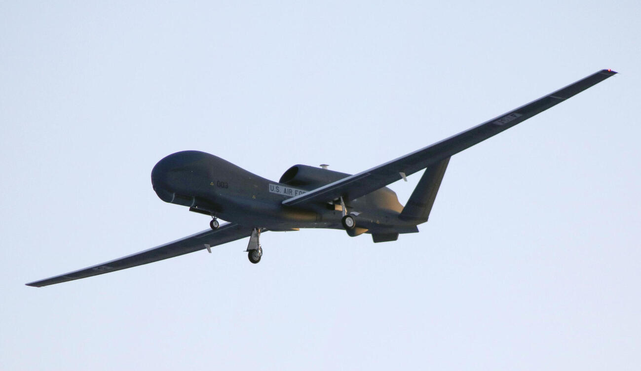 航空自衛隊三沢基地周辺を飛行する無人偵察機グローバルホーク（共同＝2022年3月撮影）