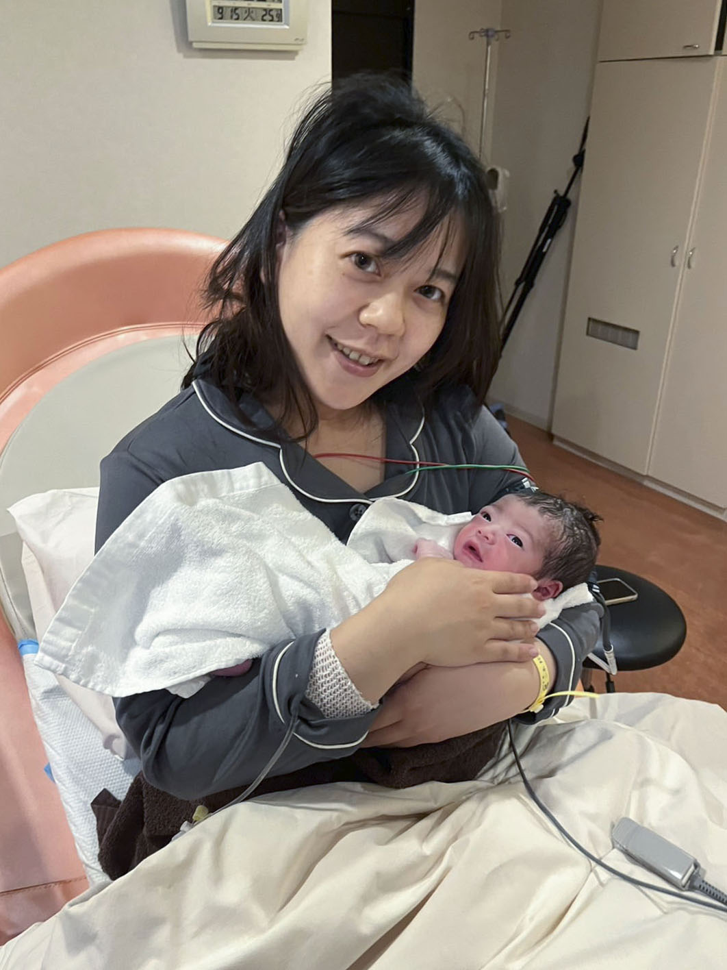 女児を出産した京都府八幡市の川田翔子市長＝15日、京都府内の病院（家族提供）（共同）