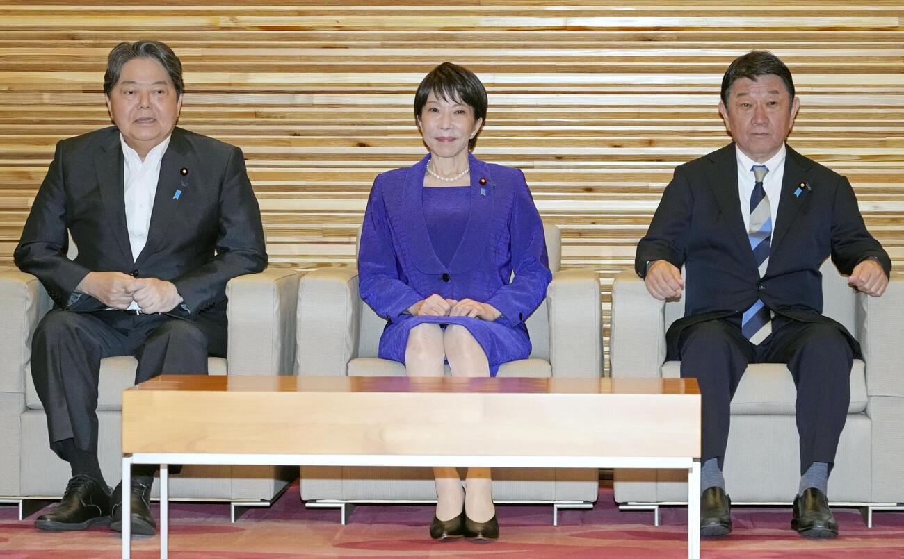 臨時閣議に臨む（左から）林芳正総務相、高市早苗首相、茂木敏充外相＝17日午前11時30分、首相官邸（共同）