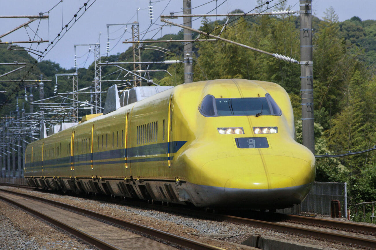 東海道・山陽新幹線の点検車両「ドクターイエロー」T5編成（JR西日本提供＝共同）