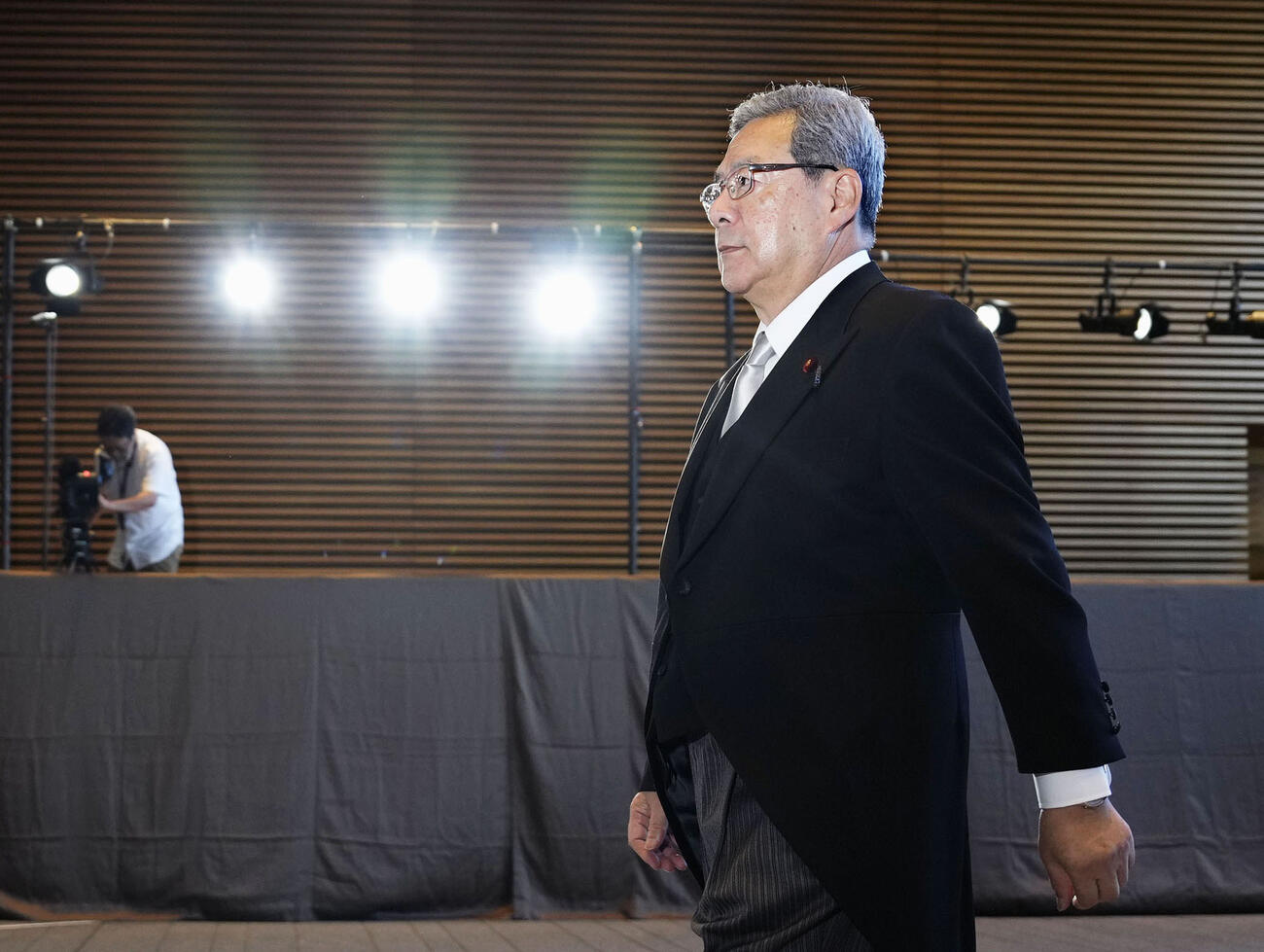認証式を前に首相官邸に入る、規制改革相に決まった中司宏氏＝17日午後3時7分(共同)