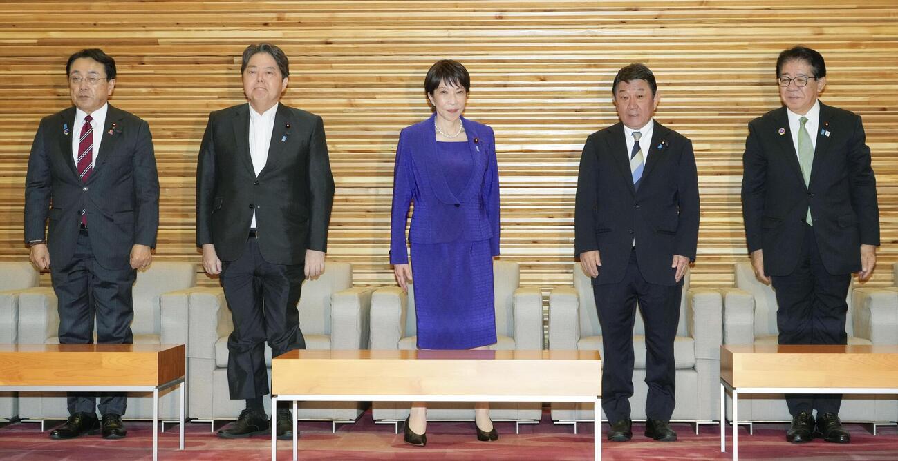 臨時閣議に臨む高市早苗首相（中央）ら＝17日午前11時30分、首相官邸(共同)