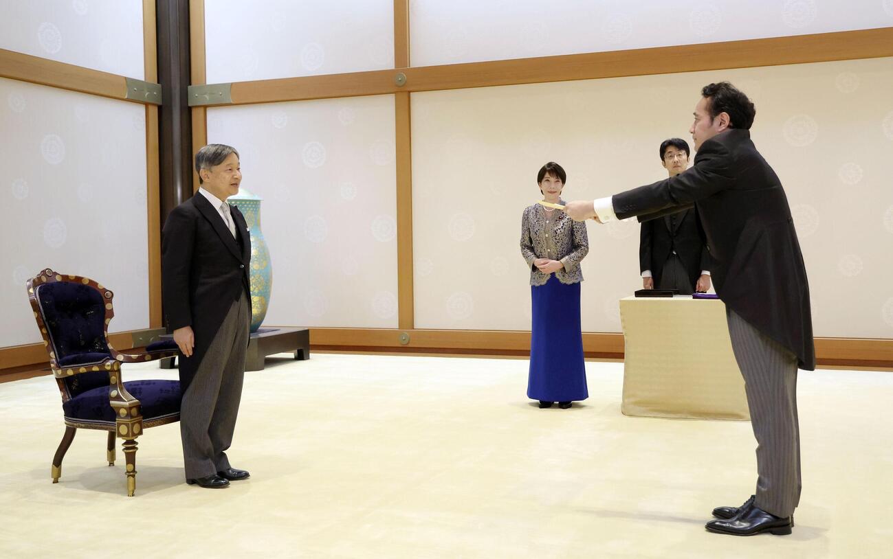 天皇陛下から認証を受ける簗和生農相。奥左は高市早苗首相（代表撮影）