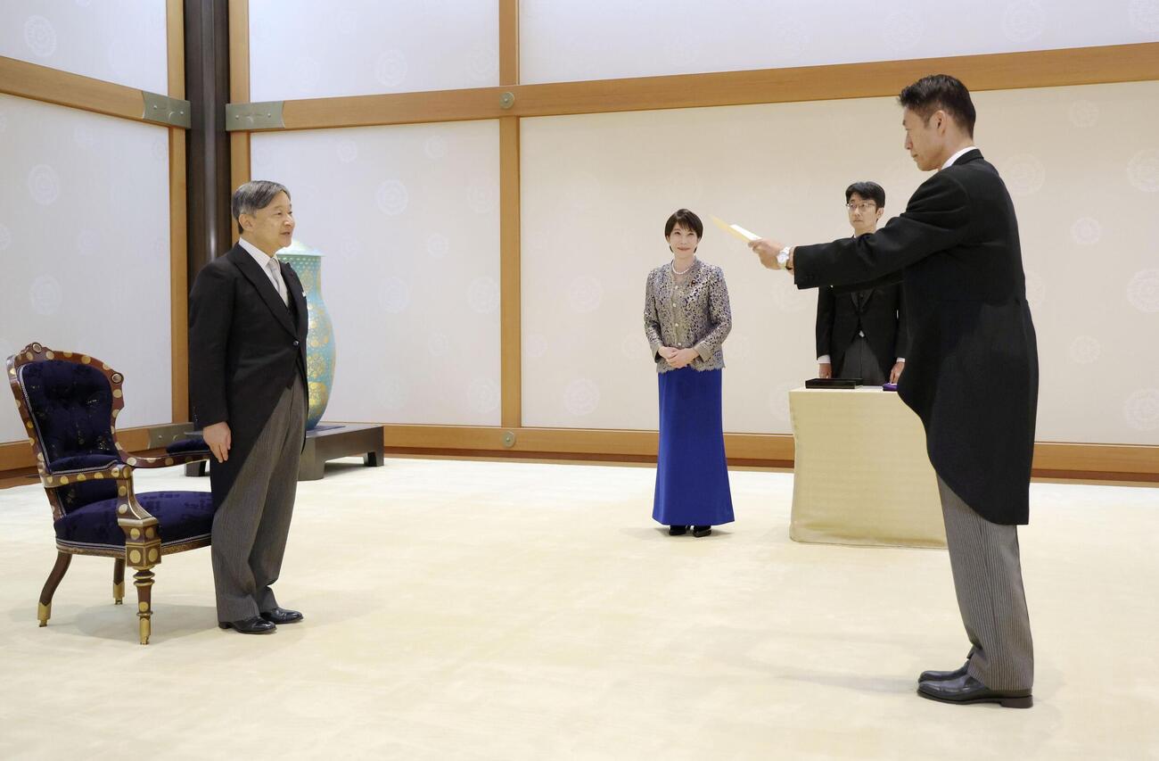 天皇陛下から認証を受ける細野豪志復興相。奥左は高市早苗首相＝17日午後4時27分、宮殿・竹の間（代表撮影）（共同）