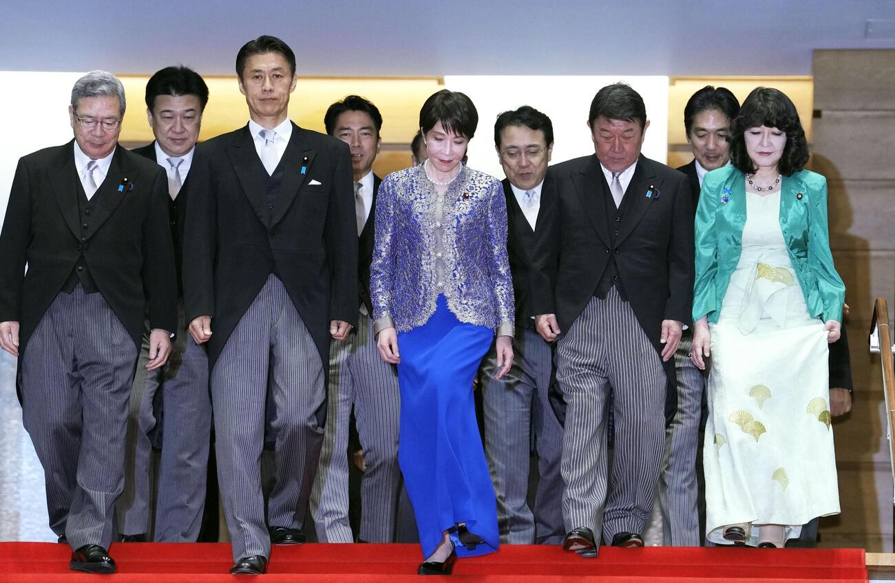第2次高市改造内閣が発足し、記念撮影に臨む高市早苗首相（前列中央）と閣僚ら＝17日午後8時9分、首相官邸（共同）