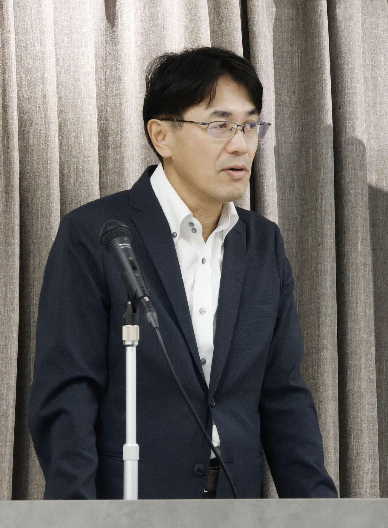記者会見する奈良県の山下真知事（共同）