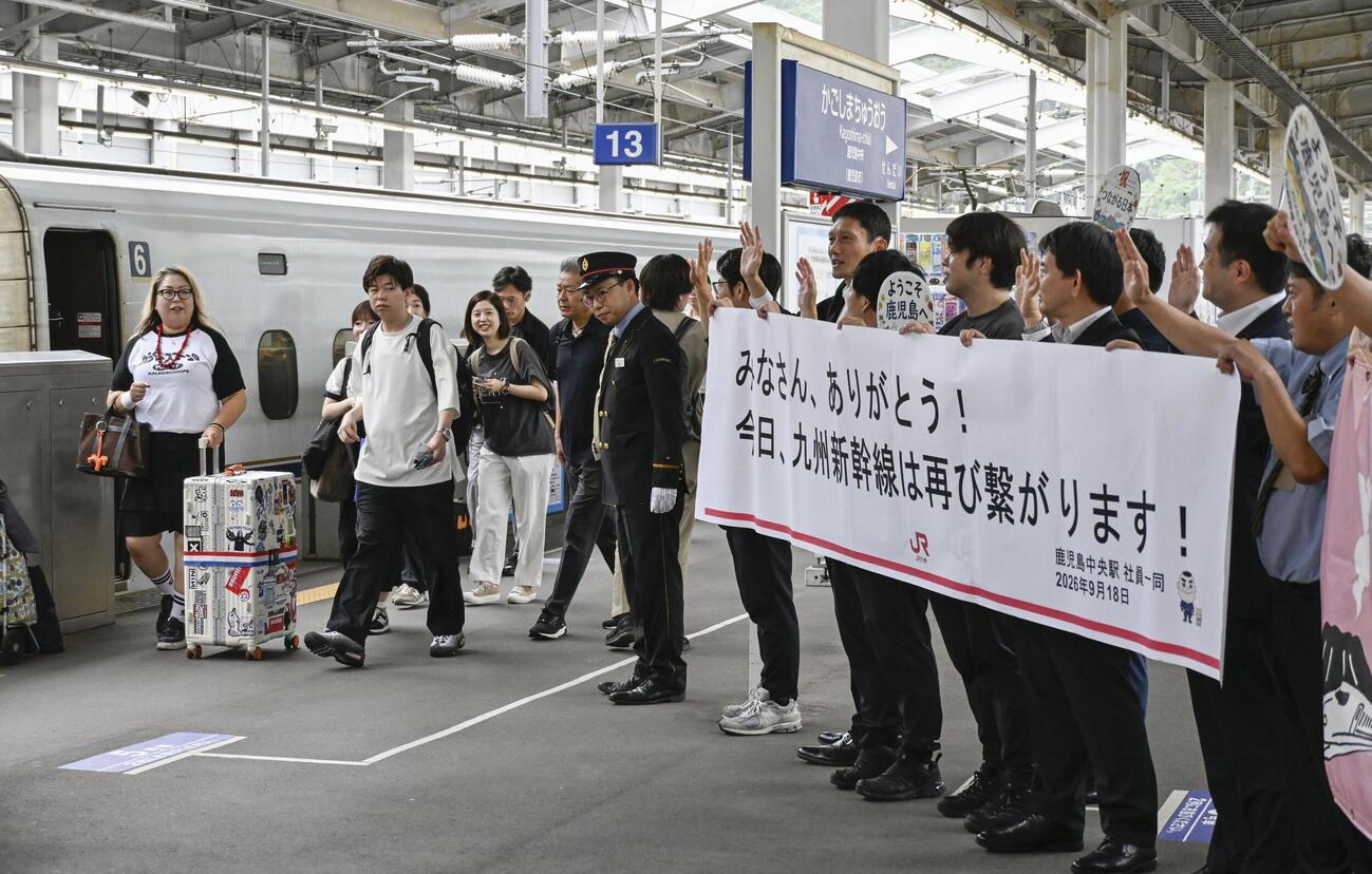 鹿児島中央駅で、新大阪からの新幹線を出迎える駅員ら（共同）
