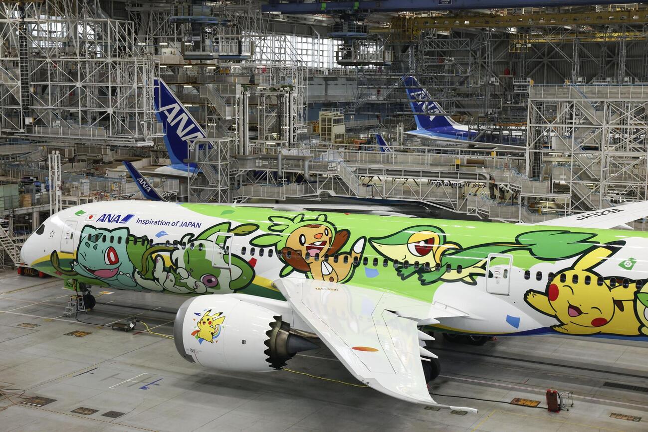 お披露目された全日空のポケモン特別機＝18日午後、羽田空港（共同）