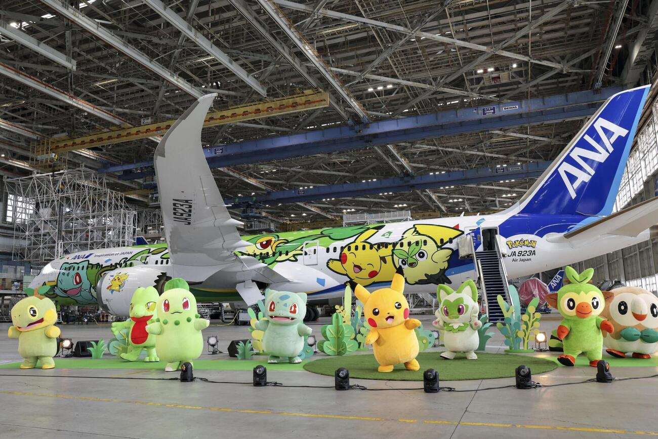 お披露目された全日空のポケモン特別機＝18日午後、羽田空港（共同）