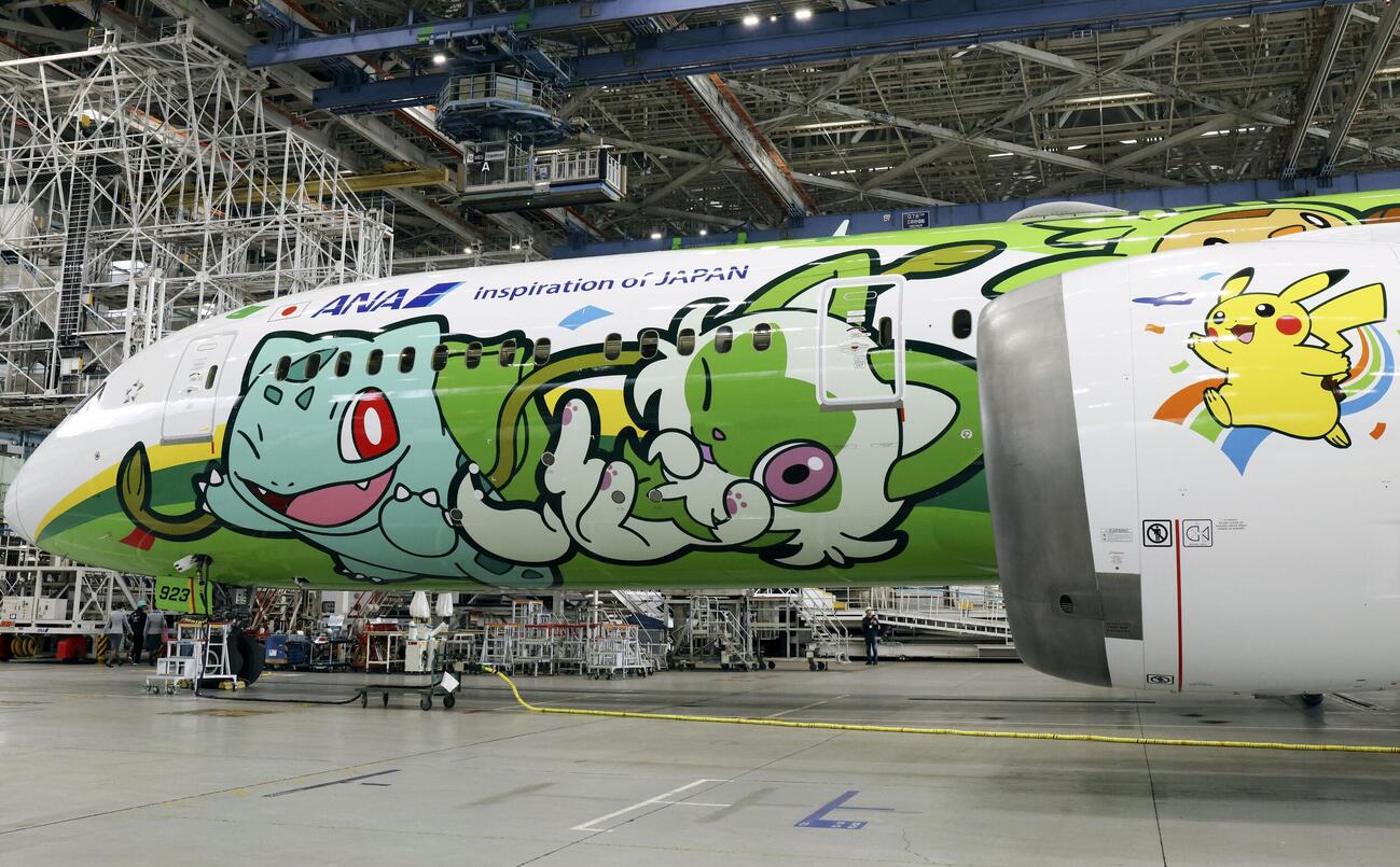 全日空の特別機にデザインされたポケモン＝18日午後、羽田空港（共同）