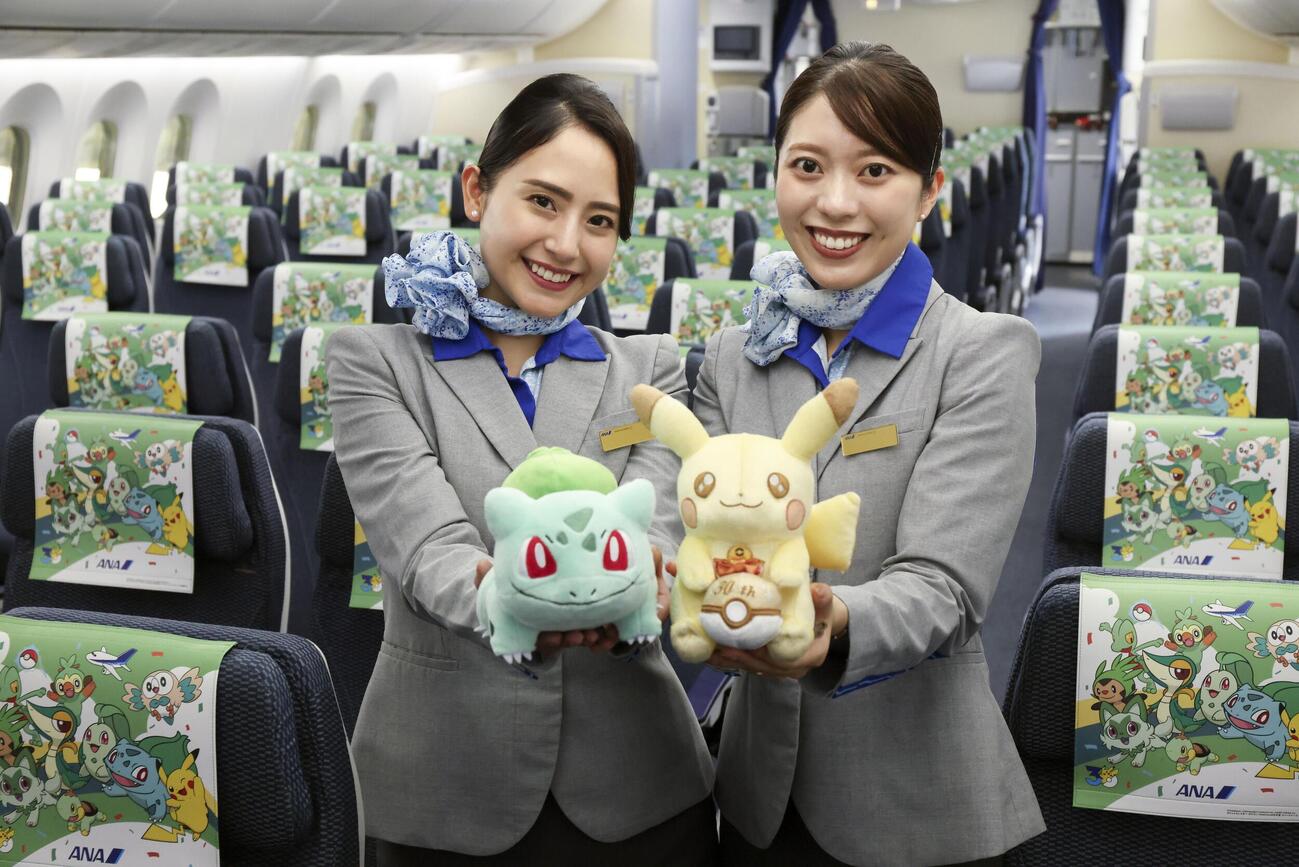 専用の座席カバーをあしらった全日空のポケモン特別機＝18日午後、羽田空港（共同）