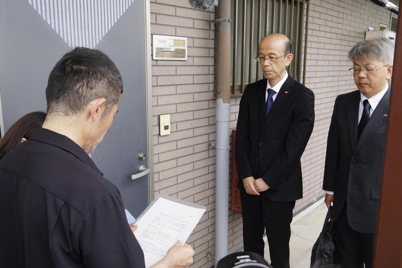松岡一輝さんの遺族（手前）に第三者委員会を設置する方針を報告する四国電力送配電の幹部（共同）
