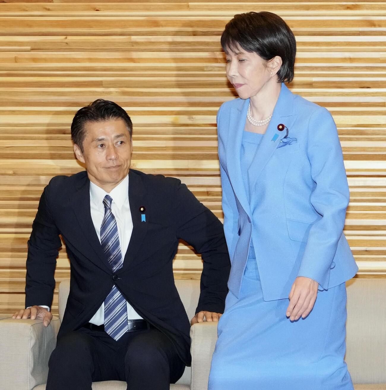 閣議に臨む高市首相（右）と細野復興相（共同）