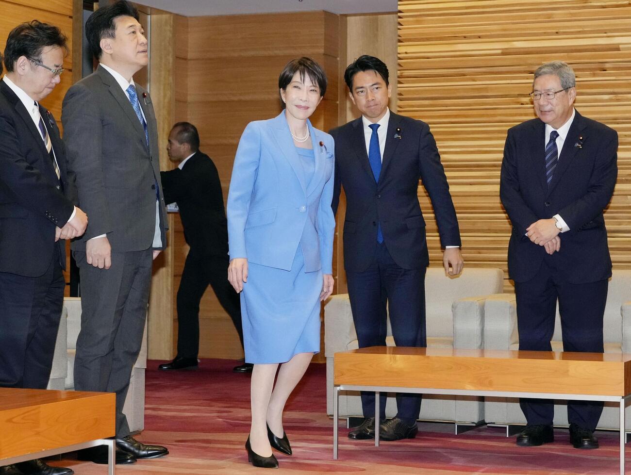 閣議に臨む高市首相（中央）ら（共同）