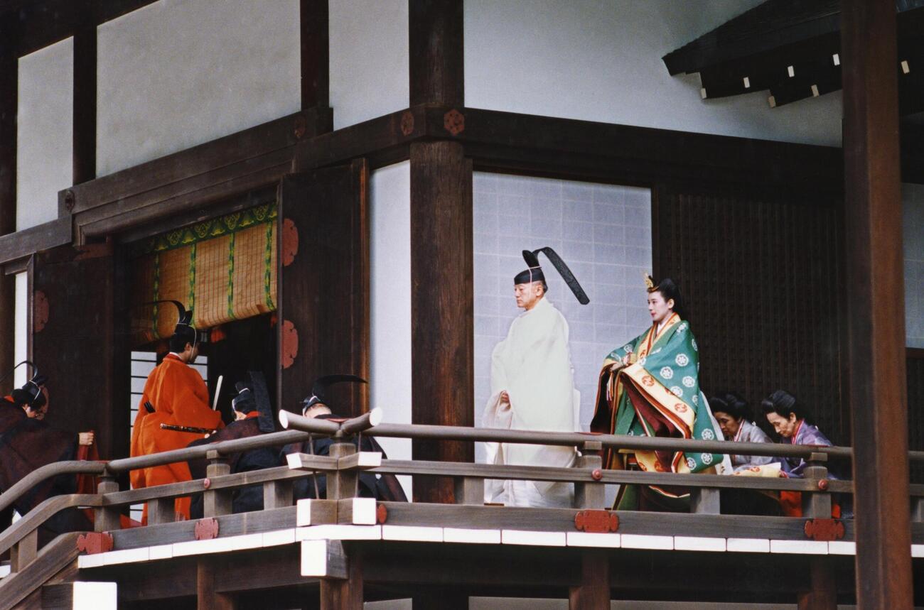 「結婚の儀」のため賢所に向かわれる天皇、皇后両陛下＝1993年6月、皇居・宮中三殿（共同）