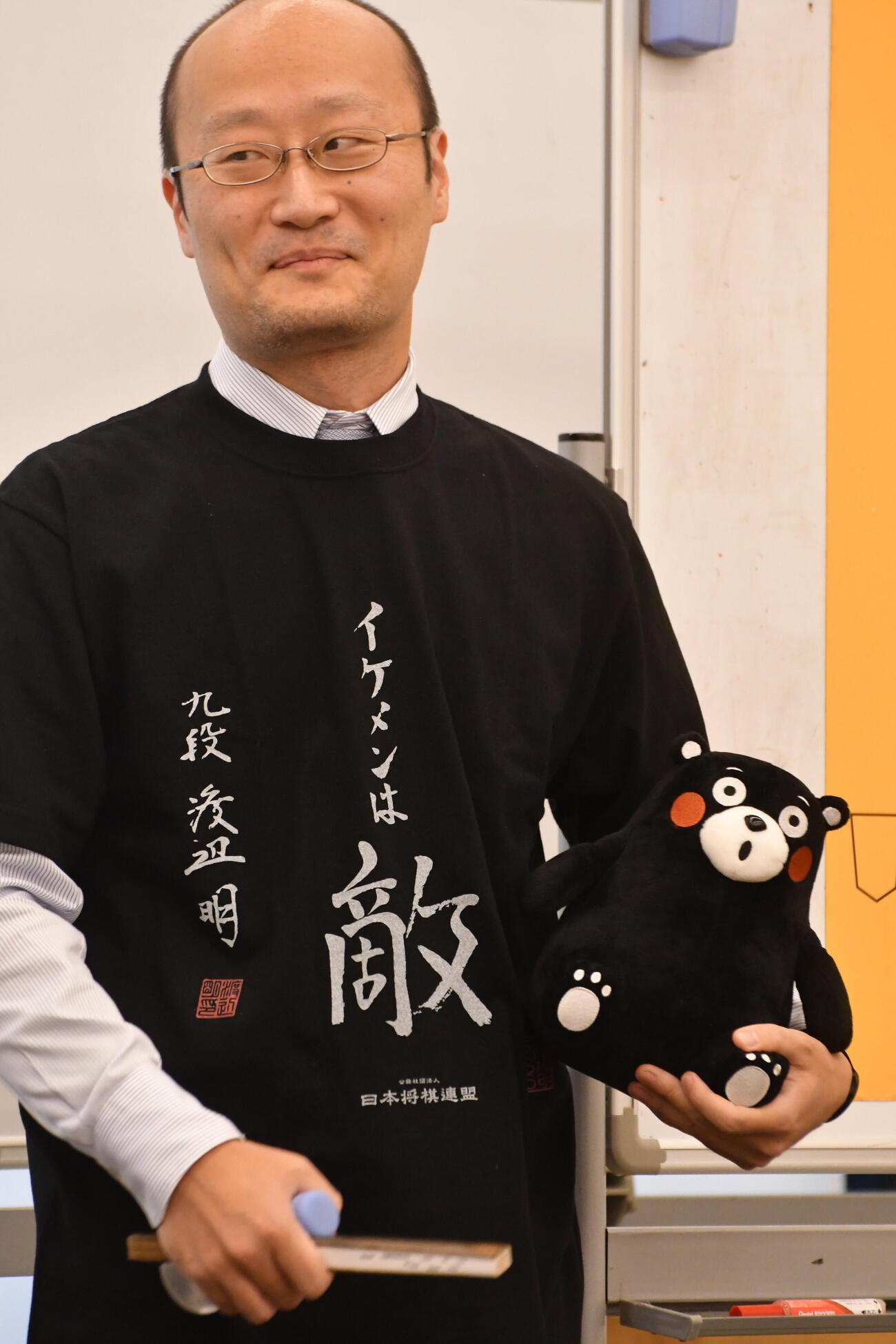 熊本県PRマスコットキャラクターのくまモンを手に登場した渡辺明九段