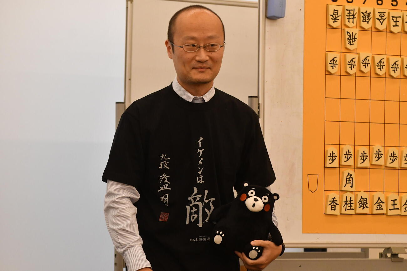 熊本県PRマスコットキャラクターのくまモンを手に登場した渡辺明九段