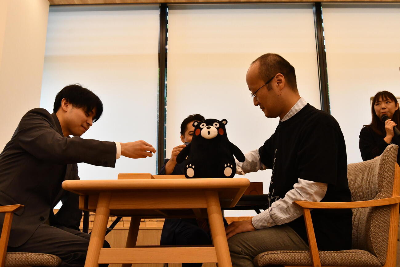 熊本地震復興支援イベントは斎藤明日斗六段（左）対渡辺明九段（右）の席上対局からスタート