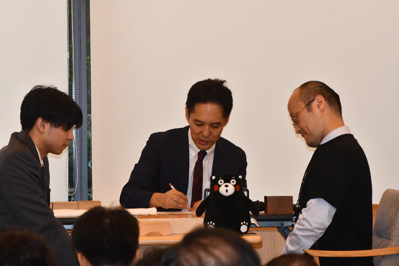 熊本地震復興支援イベントは斎藤明日斗六段（左）対渡辺明九段（右）の席上対局からスタート