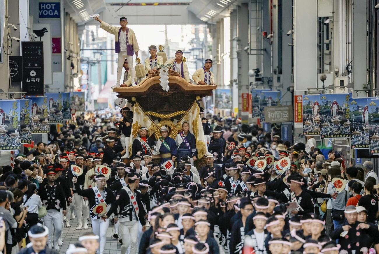 大阪府岸和田市で始まった「岸和田だんじり祭」（共同）