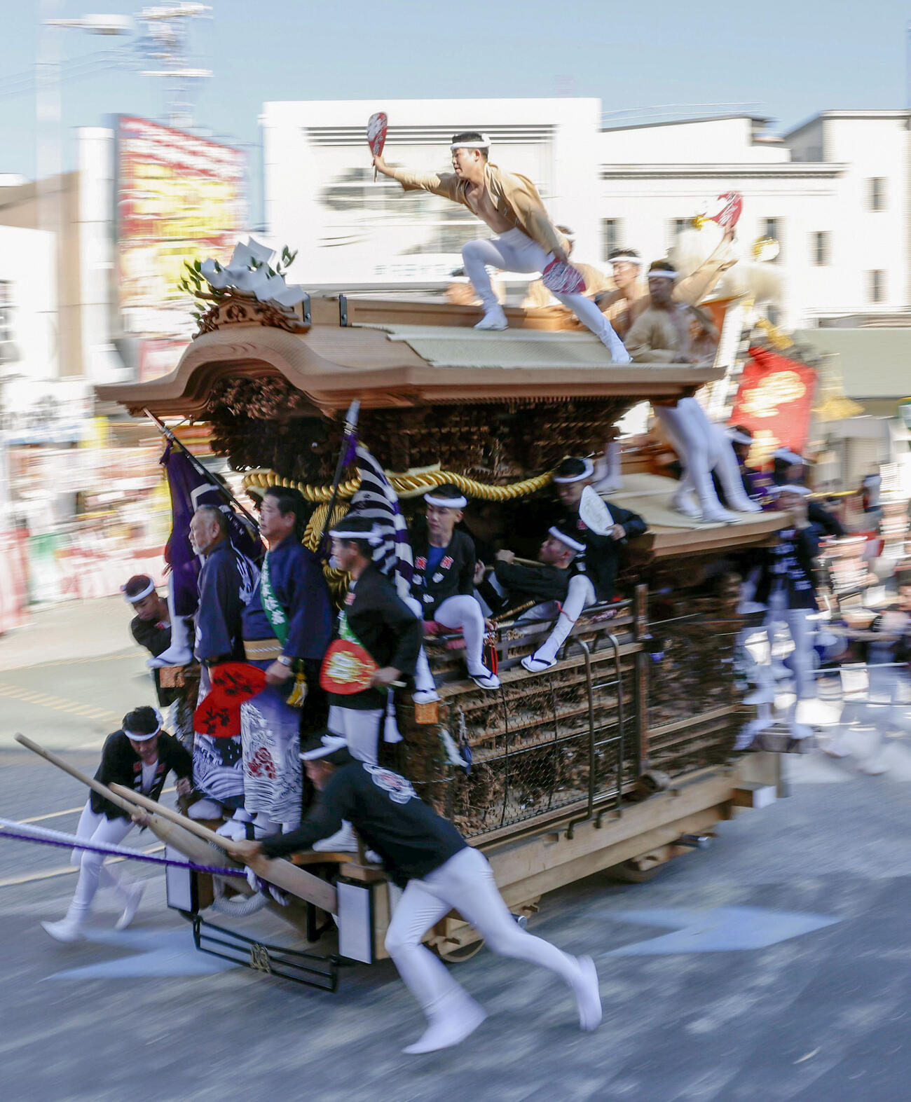 街中を豪快に駆け抜けるだんじり（共同）
